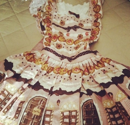 Angelic Pretty Sweet Cream House Apron-Skirt in Strawberry Milk x