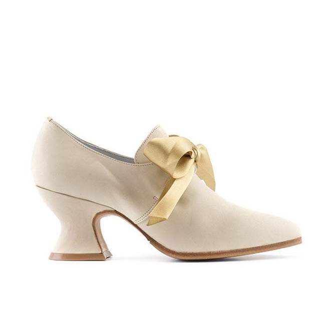 18th Century Rococo style shoes made in Italy from cream leather