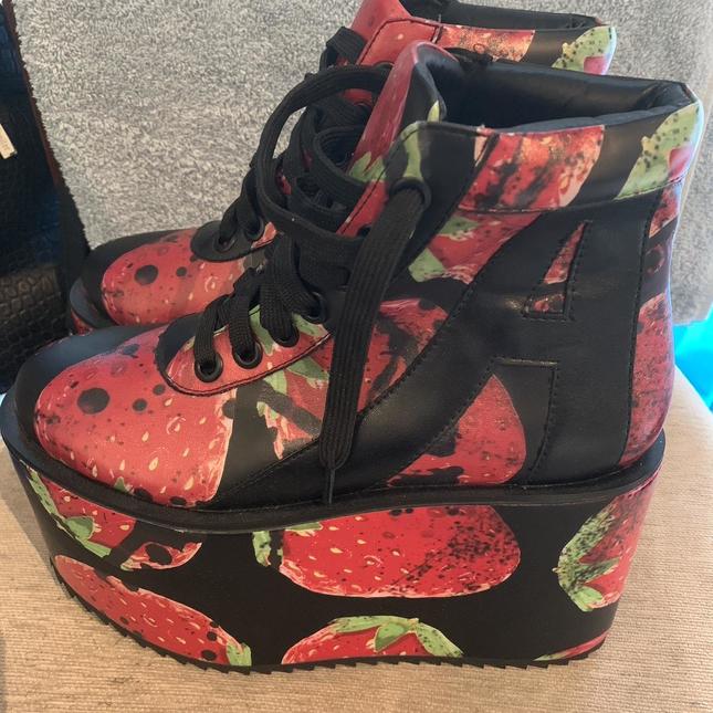 ACDC Rag Strawberry Platforms - Shoes - Kei Market: Buy and Sell ...