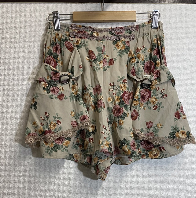 Axes femme 💐 light brown roses print sukapan / shorts Pants and