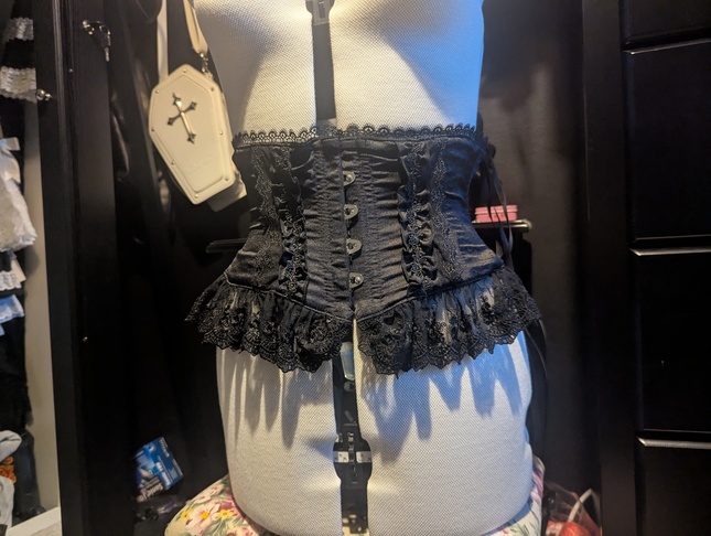 ATELIER PIERROT　Frill Short Corset　ブラック Frill Short Corset (Plus Size) by Atelier Pierrot
